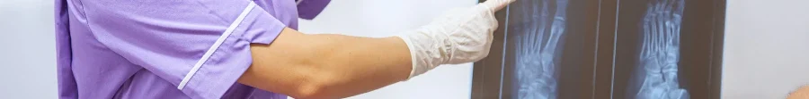 Fisioterapista a domicilio a Roma esegue una seduta di riabilitazione ortopedica con esercizi per il recupero motorio post-operatorio.