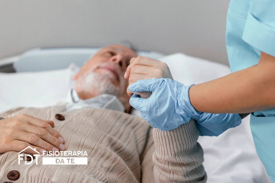 Fisioterapista assiste paziente con esercizi per recupero neurologico