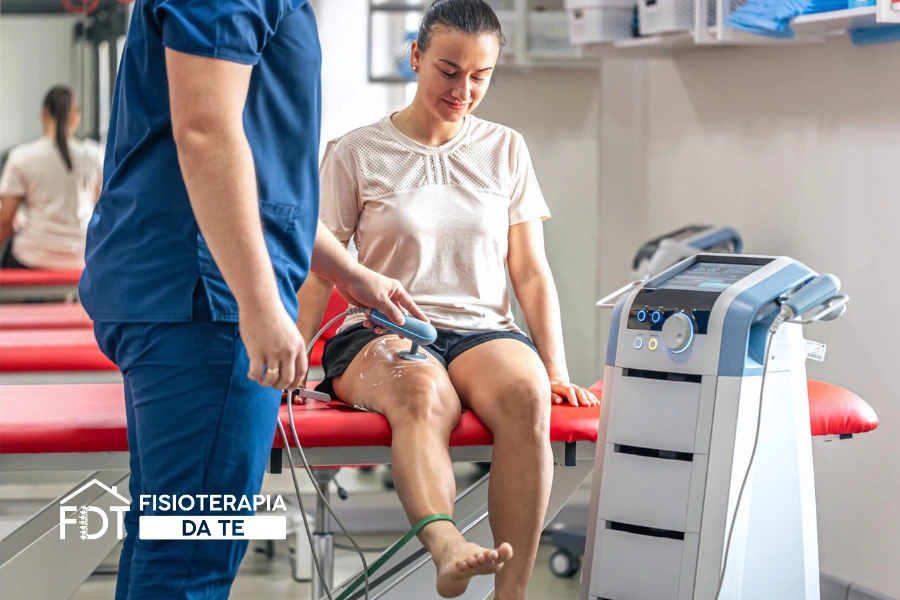 Fisioterapista lavora con paziente per recupero motorio dopo intervento ortopedico