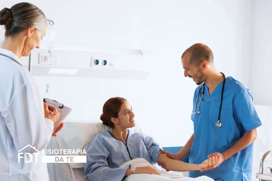 Paziente esegue esercizi assistito da fisioterapista dopo intervento chirurgico
