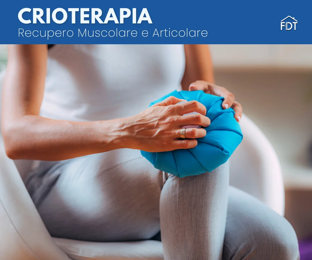 Persona che applica una borsa del ghiaccio blu sul ginocchio
