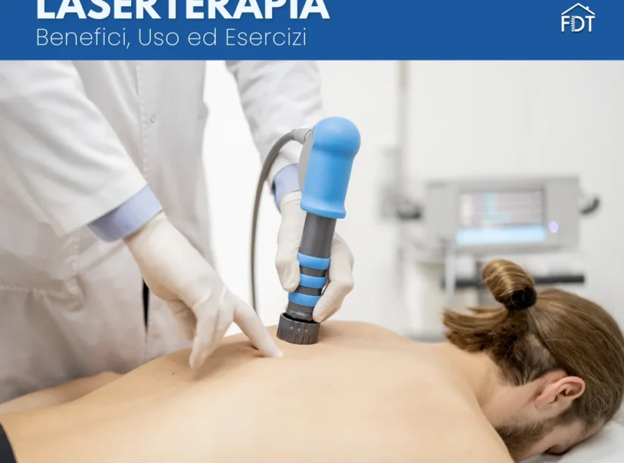Fisioterapista applica manipolo per laserterapia sulla schiena del paziente