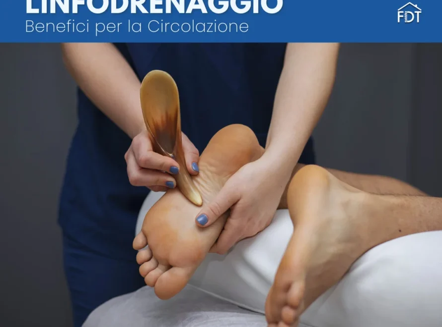 Fisioterapista esegue massaggio linfodrenante sulla pianta del piede