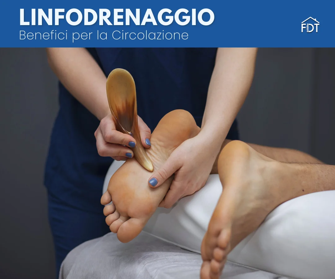 Fisioterapista esegue massaggio linfodrenante sulla pianta del piede