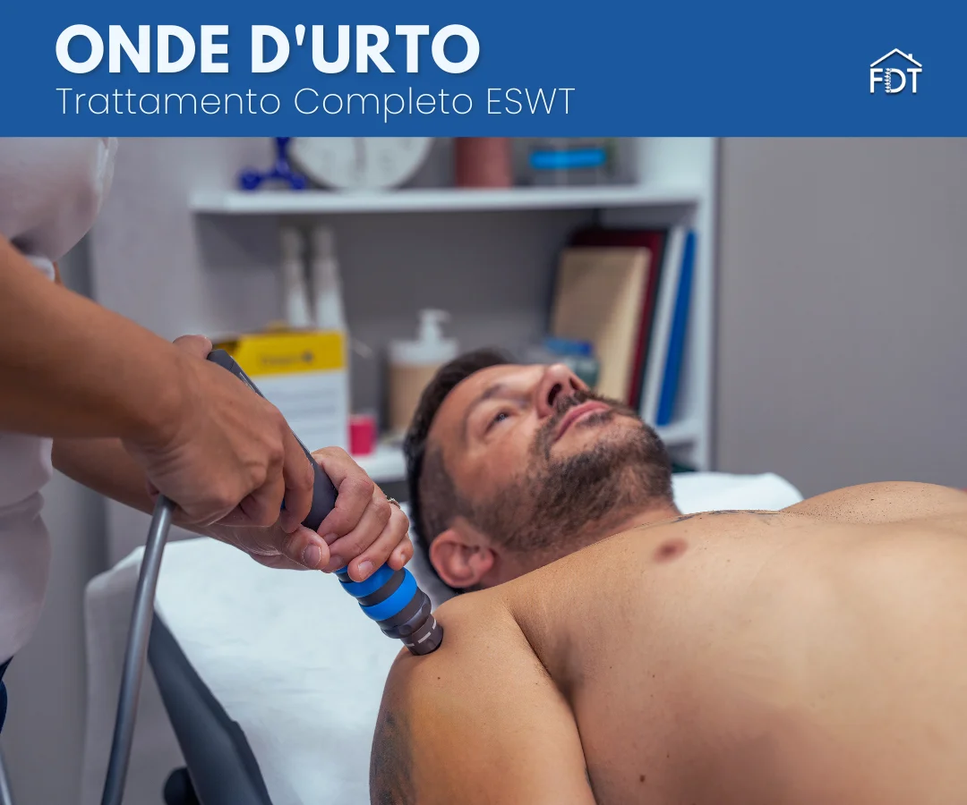 Fisioterapista esegue trattamento con onde d'urto sulla spalla di un paziente.