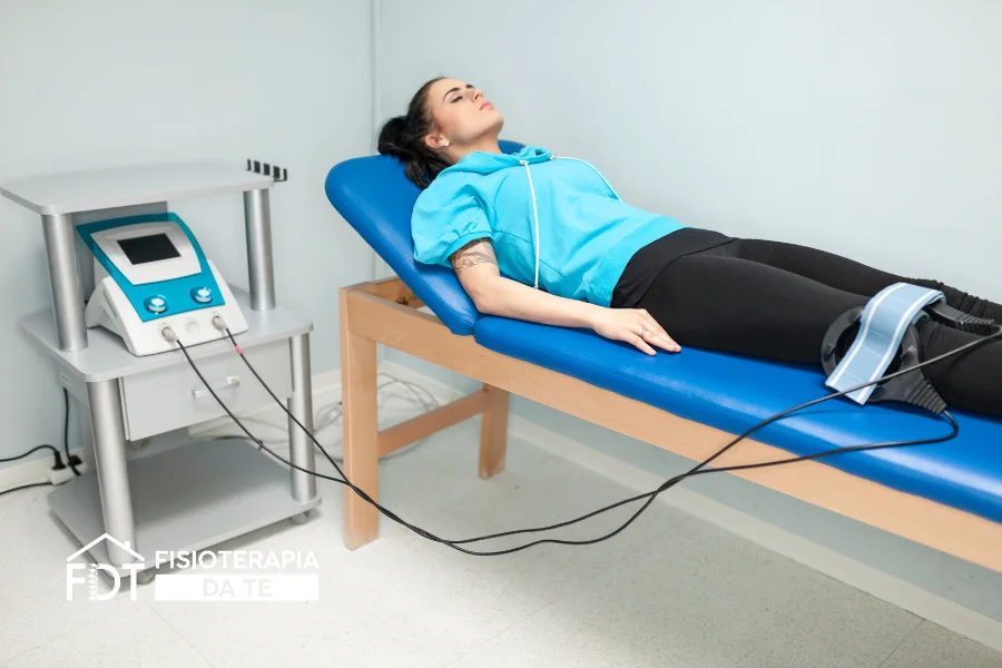 Paziente stesa su lettino durante seduta di magnetoterapia alle gambe con macchinario professionale