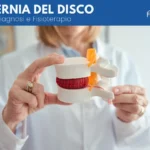 Fisioterapista mostra un modello anatomico di colonna vertebrale con ernia del disco.