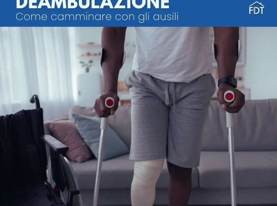 Uomo con gamba fasciata cammina con le stampelle canadesi accanto a una sedia a rotelle